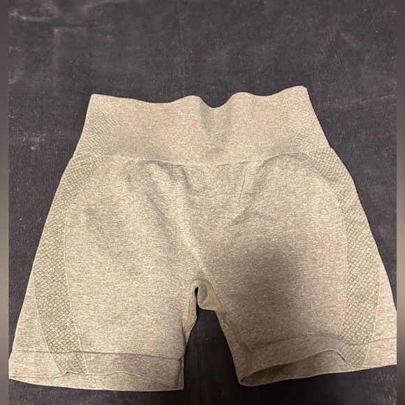 butt enhancing gym shorts - Picture 2 of 3